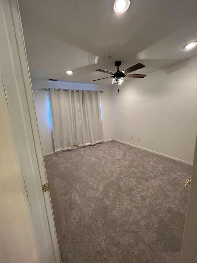 Building Photo - 15 Pointe Cir S