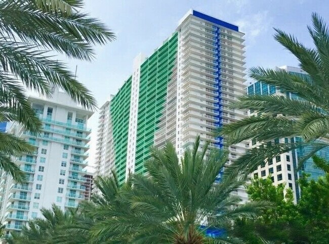 Building Photo - 1200 Brickell Bay Dr