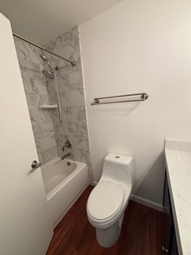 Building Photo - Beautiful Condo with Scenic Views in Green...