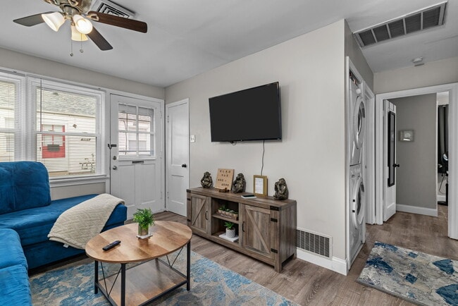 Building Photo - 6620-22 Wise Ave