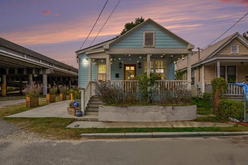 Building Photo - 10 Riker St