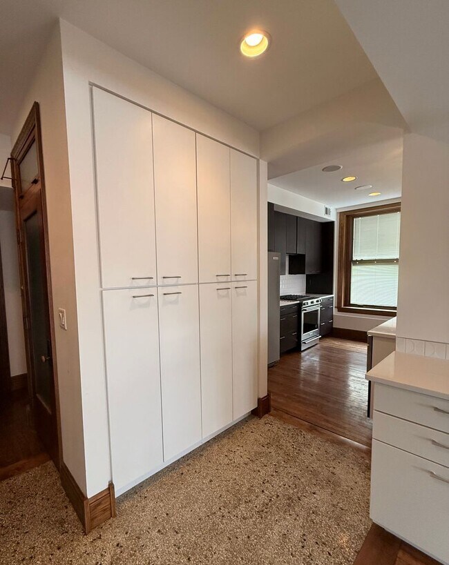 Building Photo - Beautiful and Spacious 3 BDRM 2 BATH Unit in the Heart of Public Square