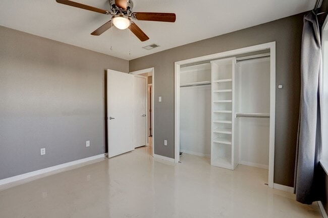 Building Photo - 2450 Ashdale Dr