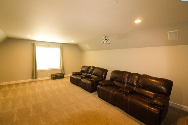 Building Photo - 4 bed, 3 bath home in Richland