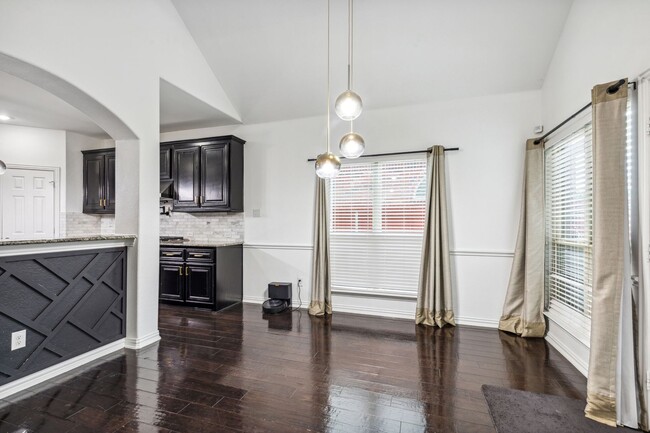 Building Photo - Luxurious in Little Elm