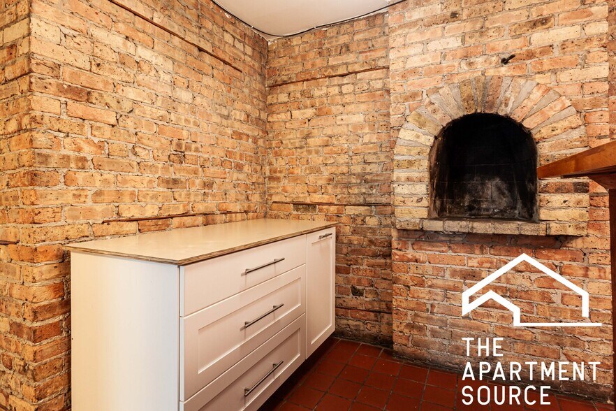 Building Photo - 610 W Surf St