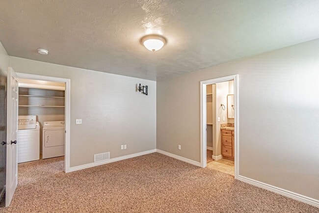 Building Photo - Charming 3-Bedroom Home with Garage on a S...