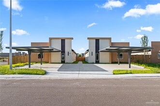 Building Photo - 16 Brookside Bend W St