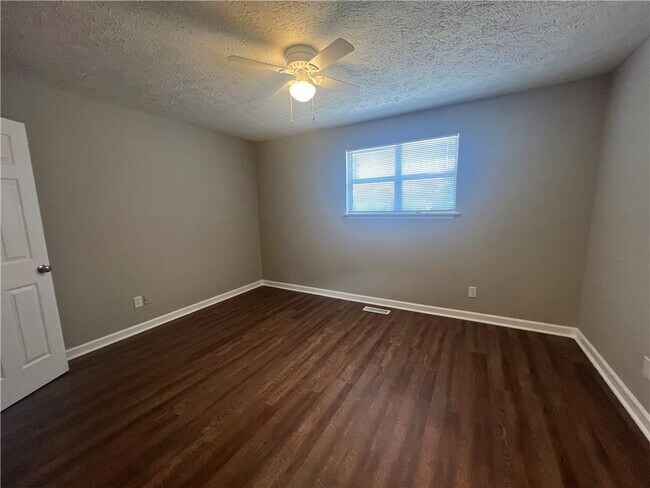 Building Photo - 1001 Park Hill Dr