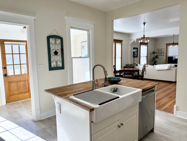 Building Photo - 348 Collyer St