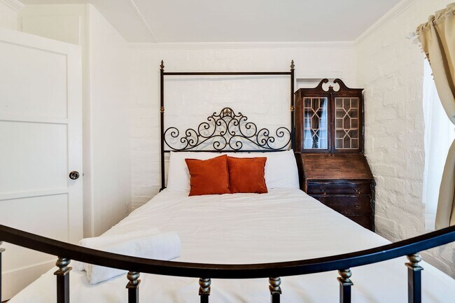 Building Photo - 2 Bedroom 1 Bath - Furnished Hilltop Home - Free Internet