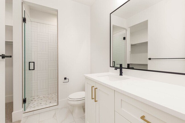 Building Photo - 6 bedroom with RV Garage and Hot Tub