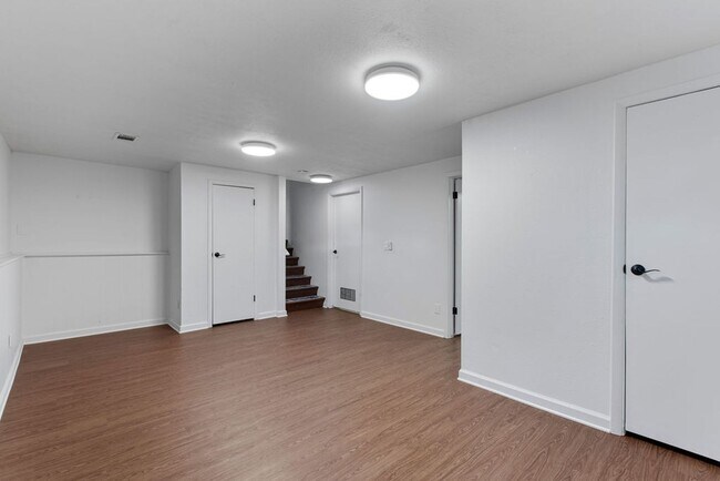 Building Photo - Students Welcome! Spacious 5 Bedroom Home in West Fort Collins