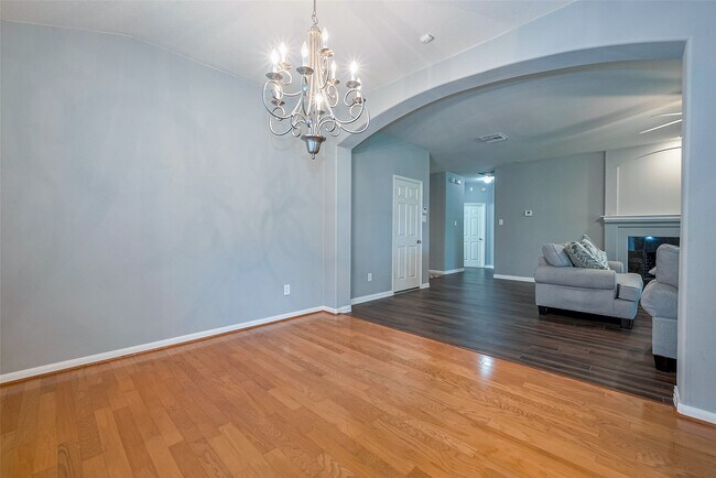 Building Photo - 1007 Casting Springs Way