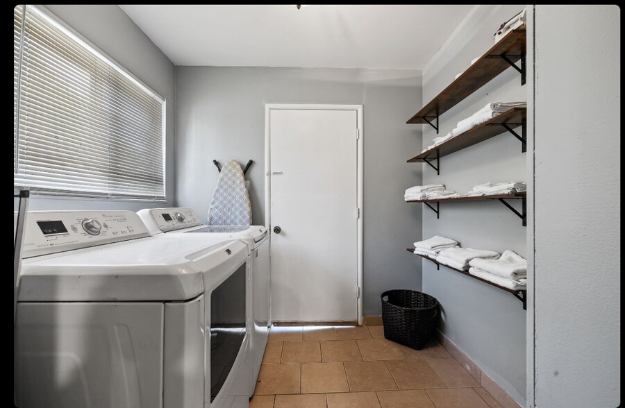 Building Photo - 325 Falcon Dr