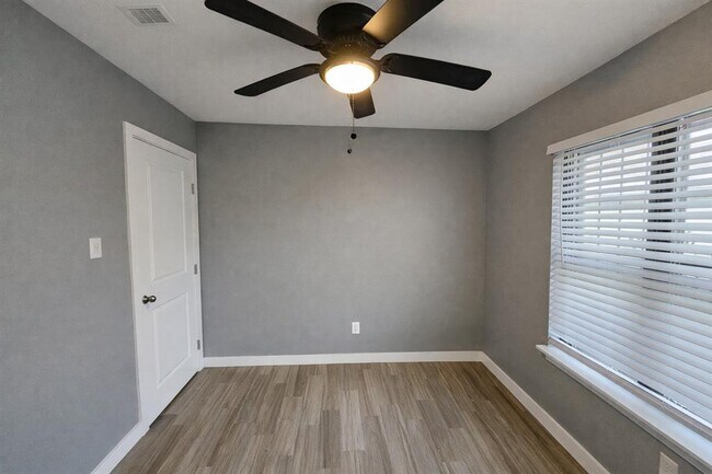 Building Photo - 6901 Shannon Dr