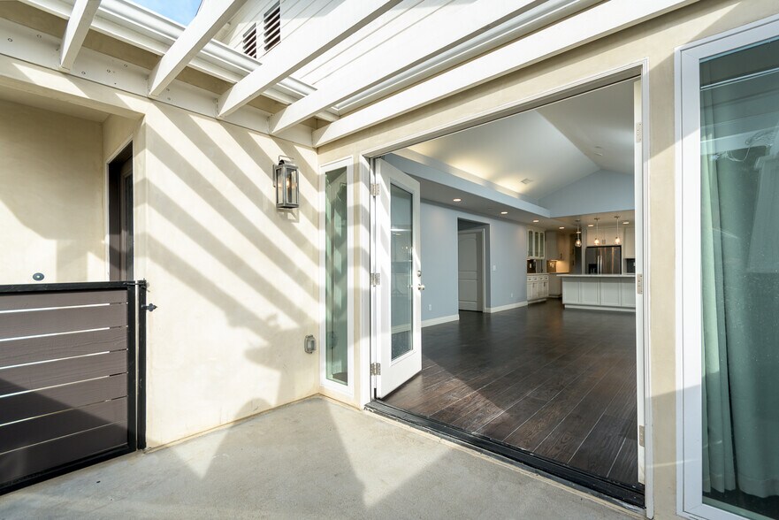 Building Photo - 736 N Wilton Pl