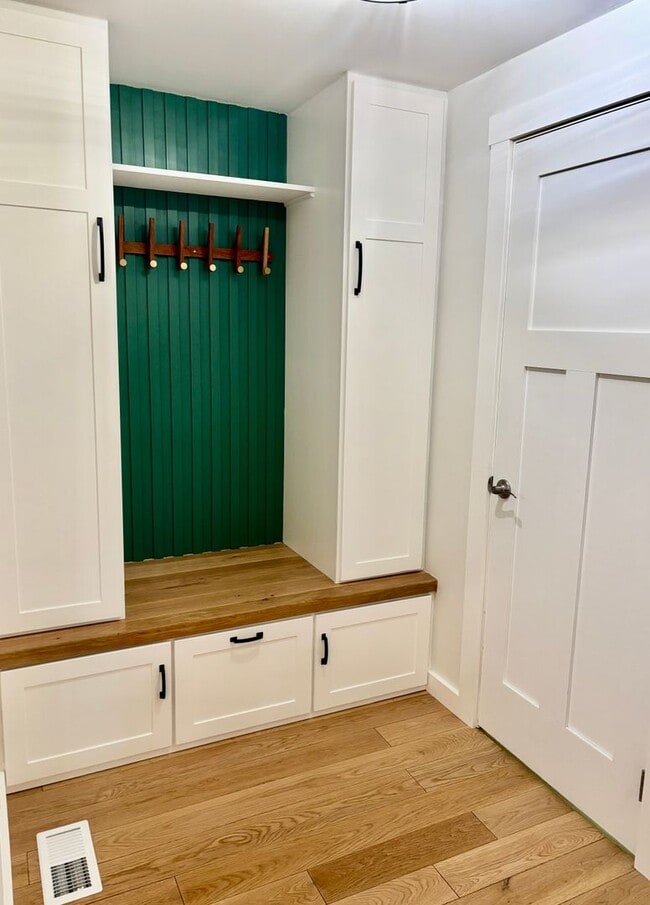 Building Photo - Spacious House. Expansive Lot. Prime Location