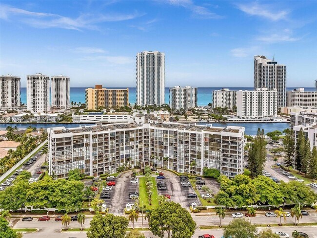Building Photo - 1000 Parkview Dr