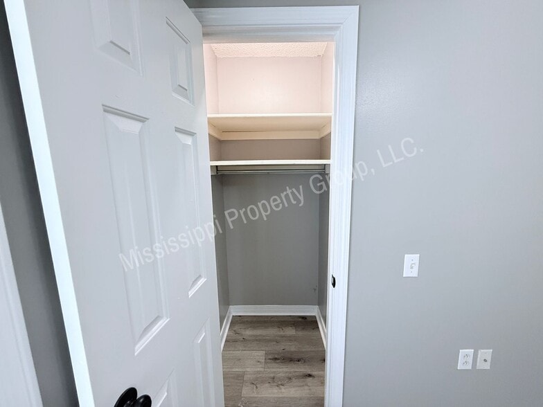Building Photo - 2112 Harris Dr