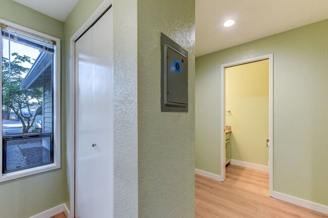 Building Photo - Renovated Townhome