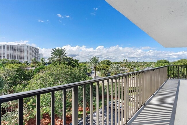 Building Photo - 600 Parkview Dr