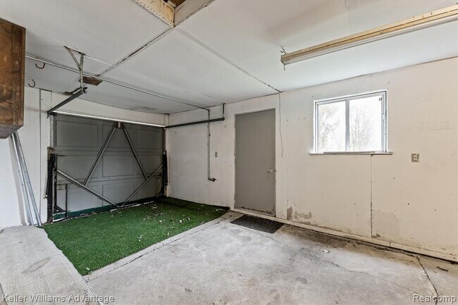 Building Photo - 2479 Ivanhoe Dr