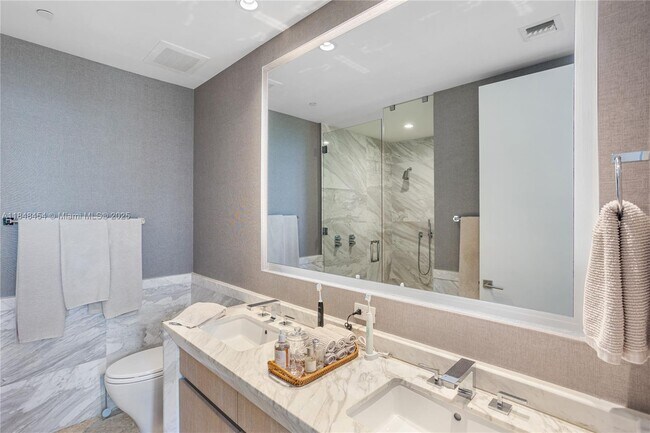 Building Photo - 2831 S Bayshore Dr
