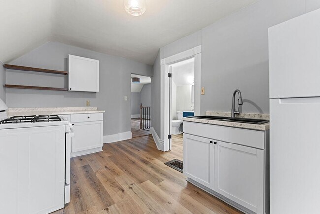 Building Photo - 506 E Parkway Ave