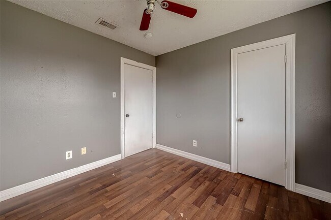Building Photo - 2026 Sandy Knoll Dr