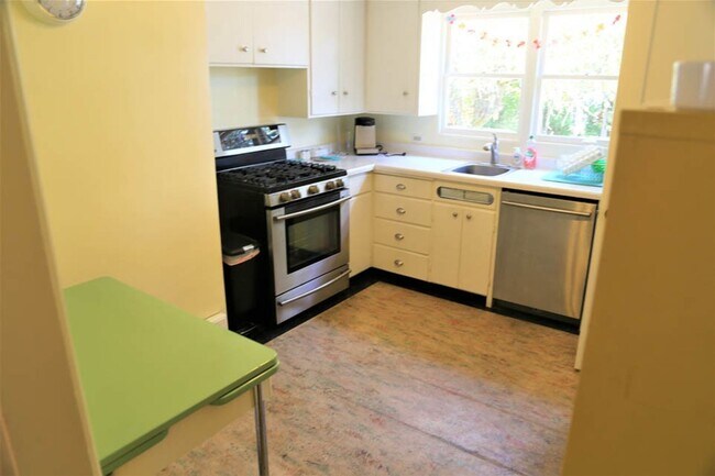 Building Photo - Charming 2 bed 1 bath Furnished, Utilities Included