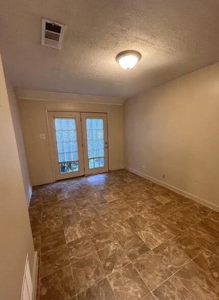 Building Photo - 208 W 1st St