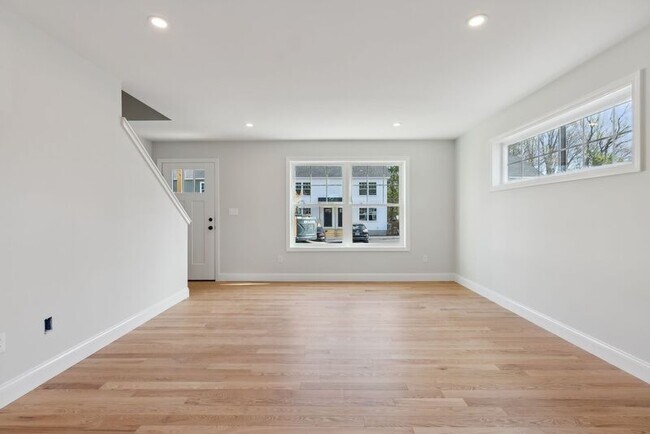 Building Photo - 8 Legacy Ln