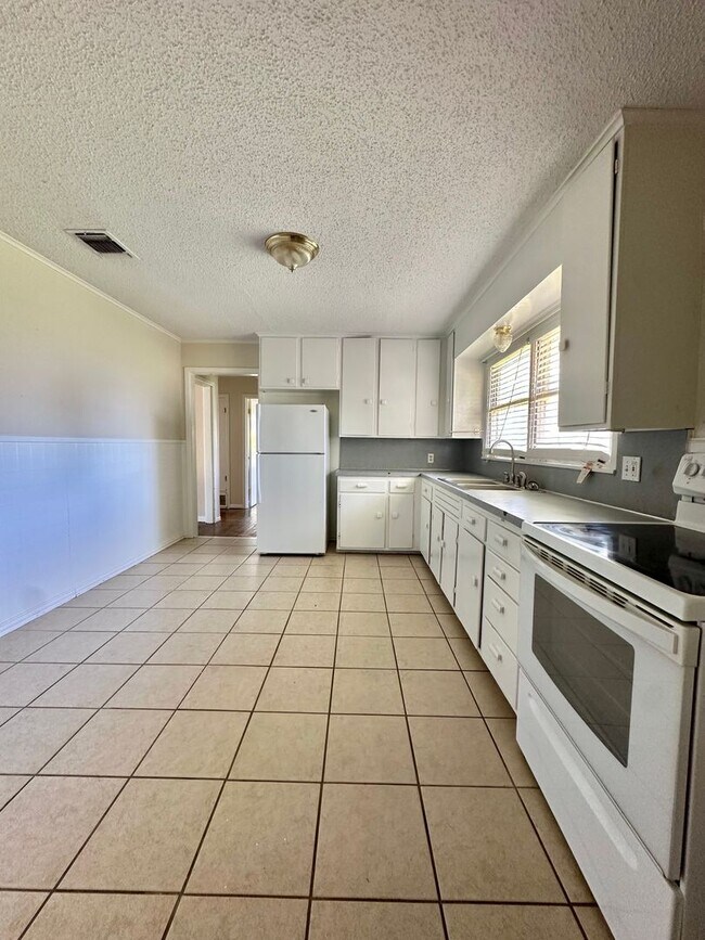 Building Photo - COMING SEPTEMBER 2026 | Cute 3-Bedroom Home in College Hills!