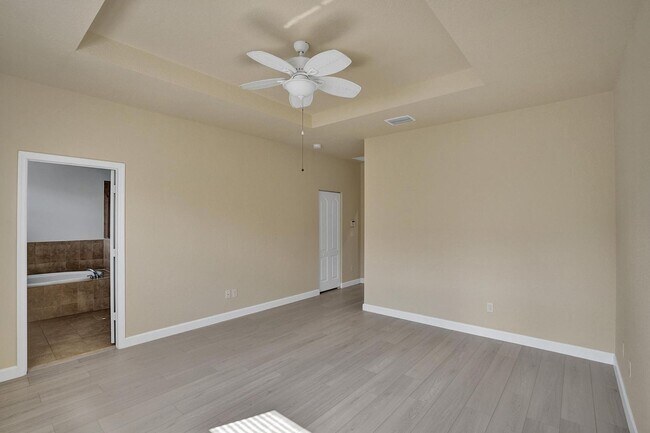 Building Photo - Gorgeous Townhome in Parkland