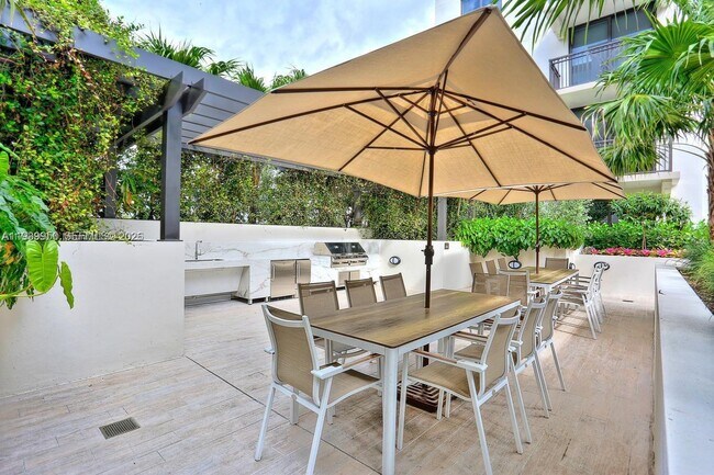 Building Photo - 301 Altara Ave