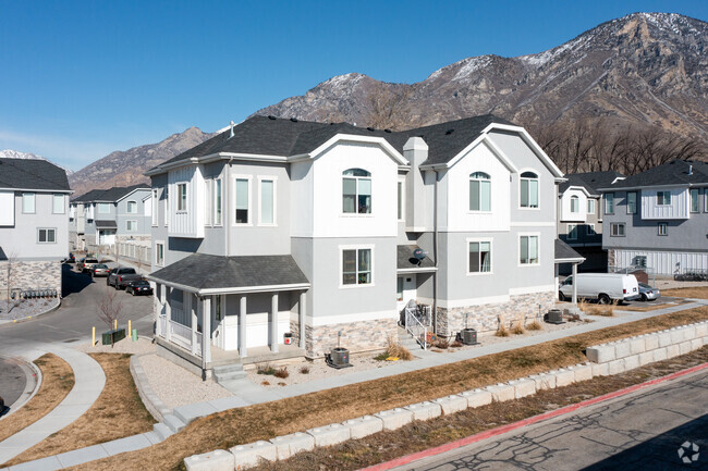 Building Photo - Spring Creek Townhomes