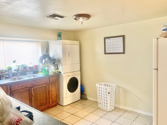 Building Photo - 725 East 5th Street