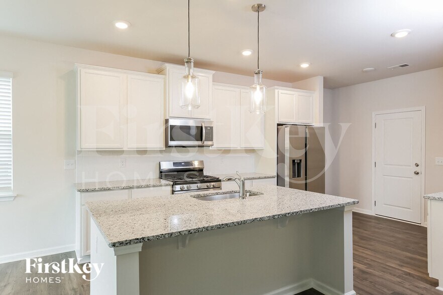 Building Photo - 703 Birchcrest Wy