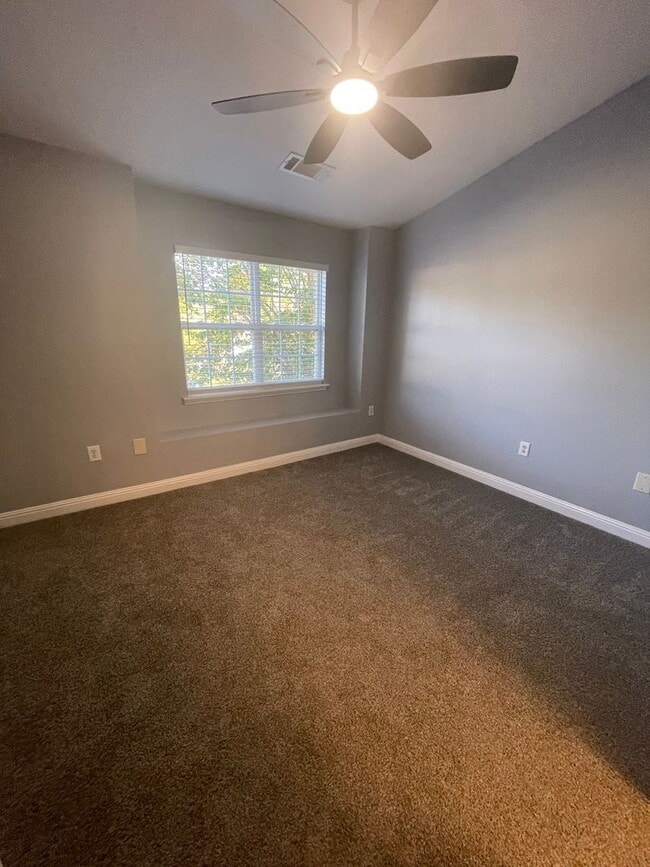 Building Photo - Adorable 2 bedroom 2.5 bathroom townhome |...