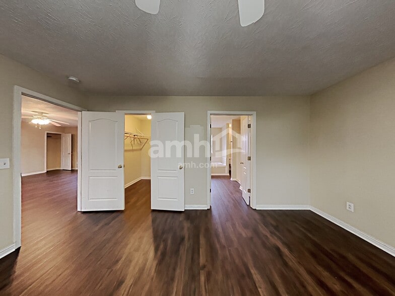 Building Photo - 7411 Meadowwood Way