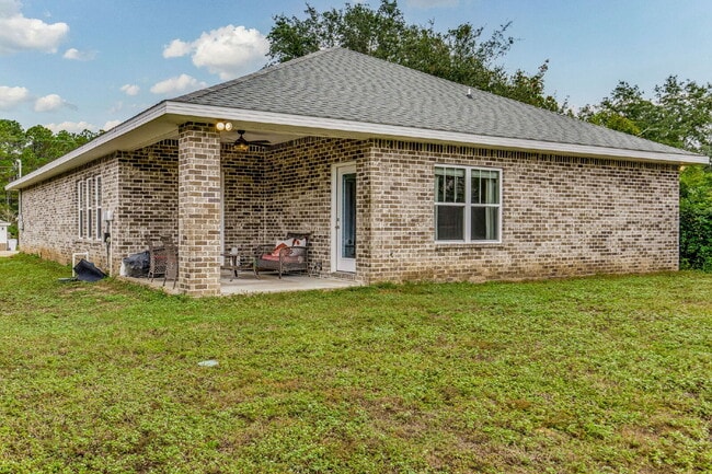 Building Photo - This beautifully maintained 3-bedroom, 2-bathroom residence offers the perfect blend of comfort, ...