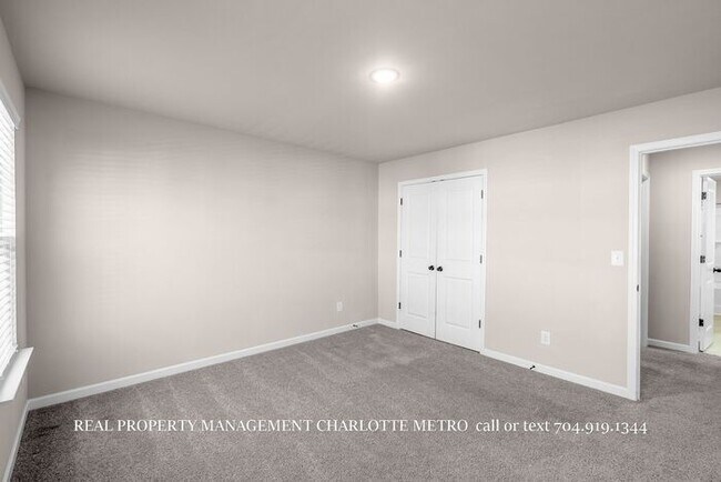 Building Photo - Stunning 4-bedroom, 2.5-bathroom home located in the vibrant city of Charlotte, NC.