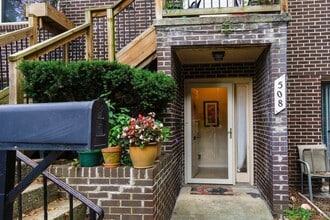 Building Photo - 3 Bed/2 Bath Townhouse. On Bus Route to Campus. Parking.