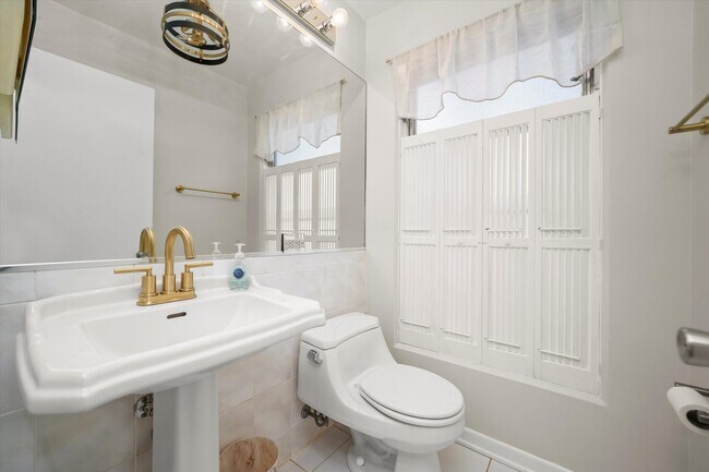 Building Photo - 400 Locust Rd