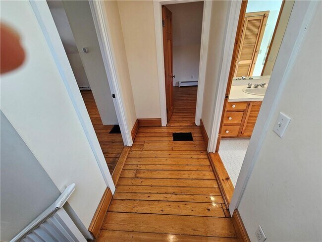 Building Photo - 10 Cherry St