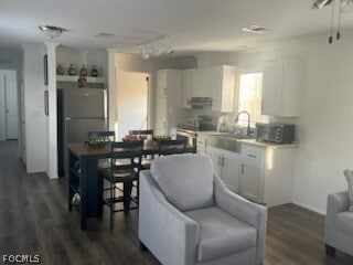 Building Photo - 435 S Zambria St