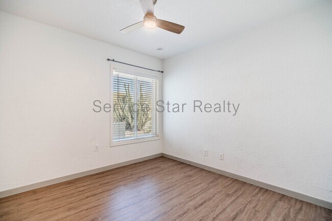 Building Photo - 2609 E Aster Dr