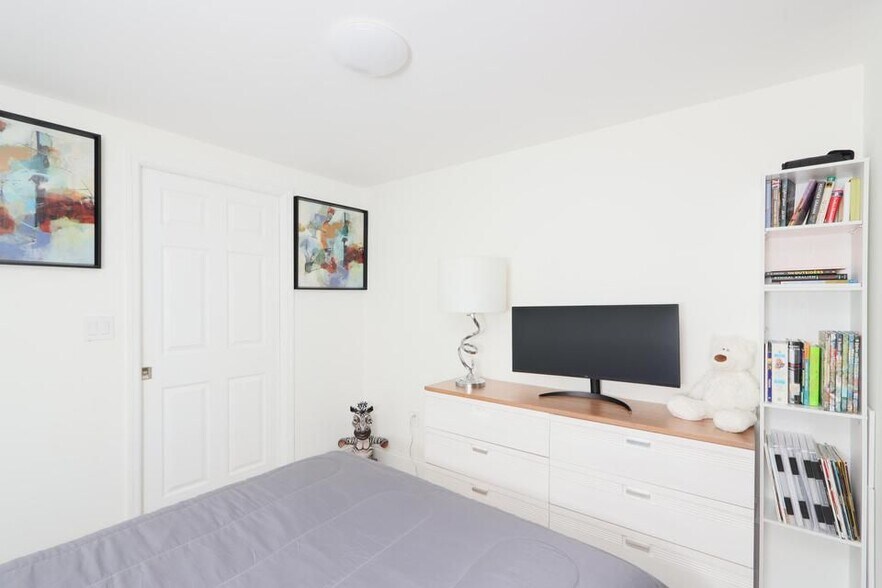 Building Photo - 411 N New River Dr E