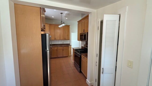 Building Photo - Epic REA - Expansive 2BD/ 1BA with Huge Garage in the Outer Mission